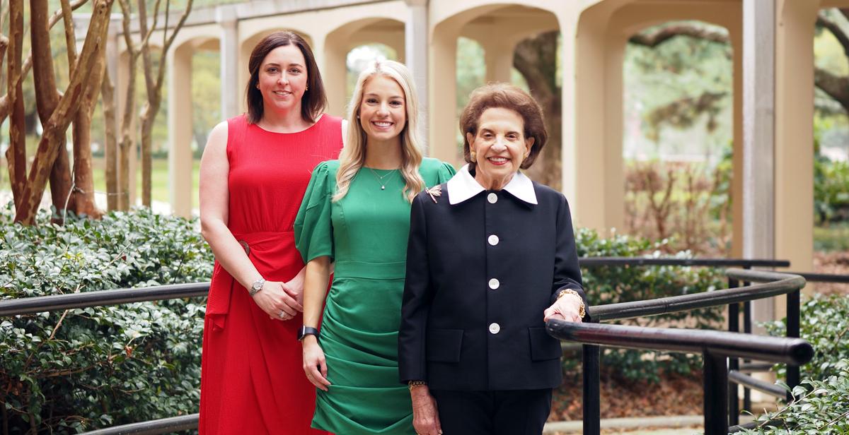 Arlene Mitchell, left, chair pro tempore of the University of South Alabama Board of Trustees; Camille Bonura, center, president of the Student Government Association; and Kim Lawkis, 美国全国校友会主席.